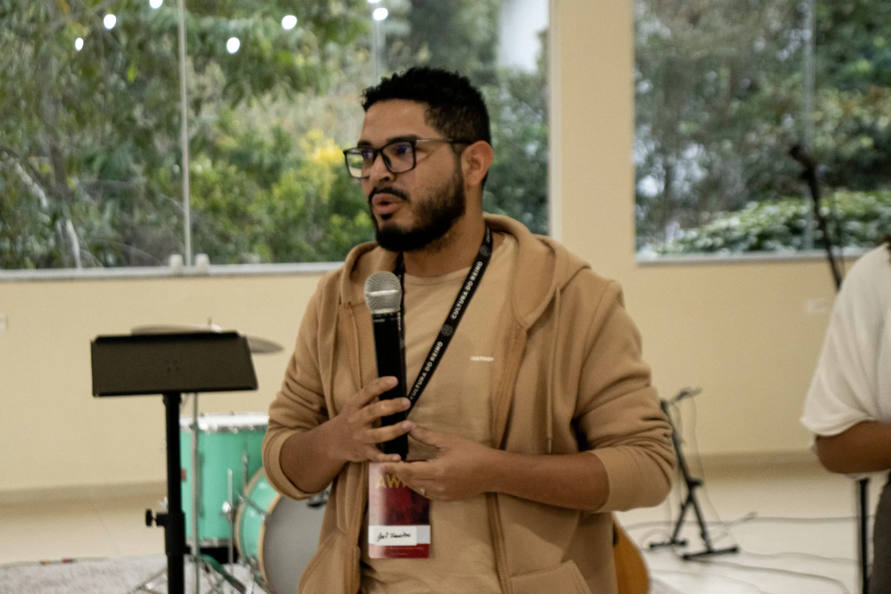 Joel Faustino falando em um evento